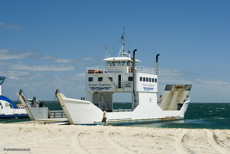 ferry crossing to fraser island
