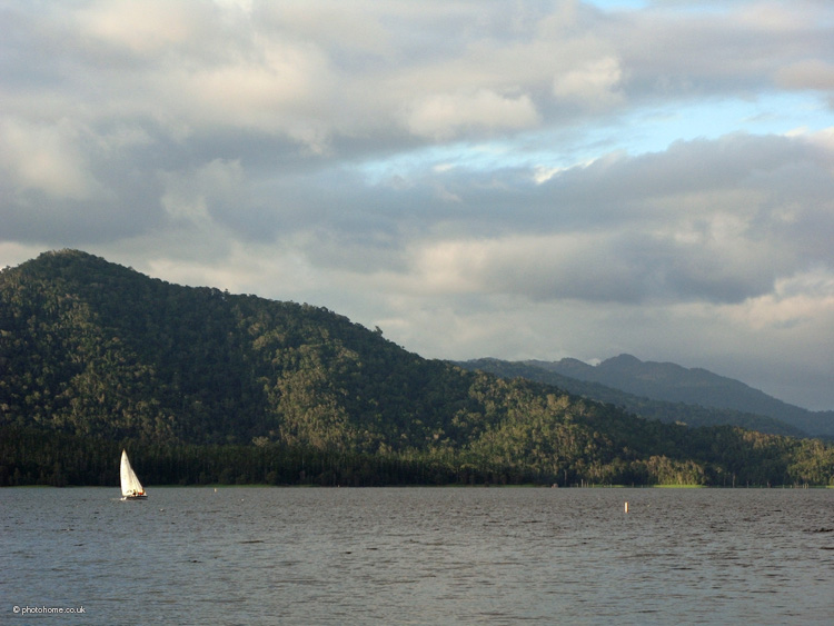 sailing in the tinaroo falls dam, may day long weekend